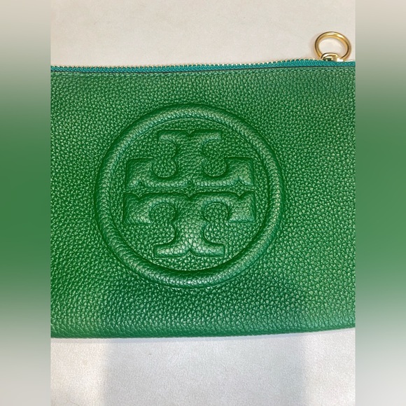 TORY BURCH PERRY BOMBE PEBBLED LEATHER WRISLET IN ARUGULA GREEN - Picture 7 of 7
